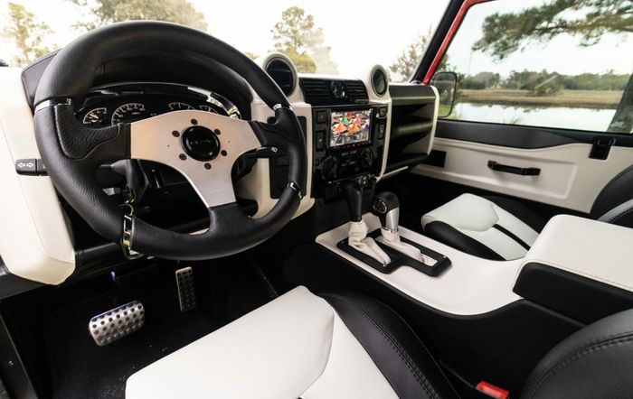 Kabin diubah dengan kulit berwarna hitam dan putih