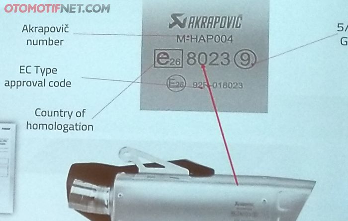 Contoh kode yang ada di belakang knalpot Akrapovic, ada tiga baris