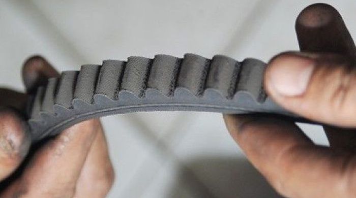 Kondisi v-belt motor matic yang sudah retak dan harus diganti