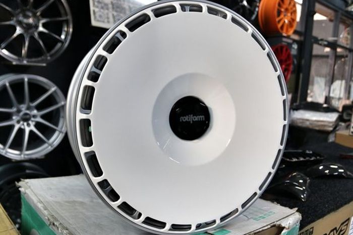 Pelek Rotiform LAS-R ring 19x8,5 inci ET +45