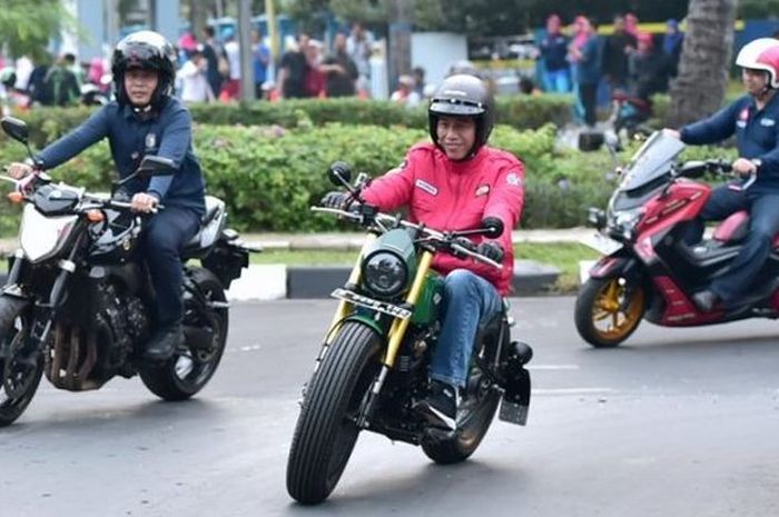 Presiden Jokowi riding dengan headlmp mati