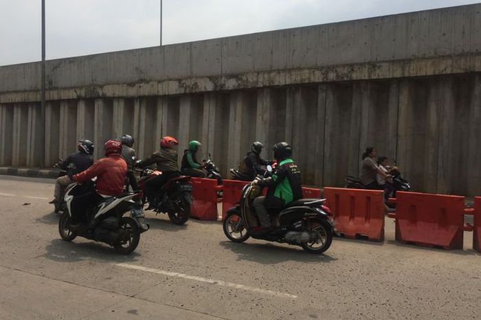 Puluhan pengendara motor dari arah Cipulir, Kebayoran Lama melintas menuju Ciledug, Tangerang, dengan melawan arus.