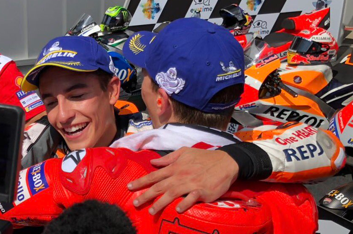 Marc Marquez berpelukan dengan Jorge Lorenzo usai MotoGP Austria