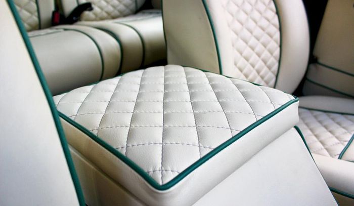 Kabin Land Rover Defender dilapisi kulit pola wajik berwarna putih ​​dengan kombinasi akseh hijau