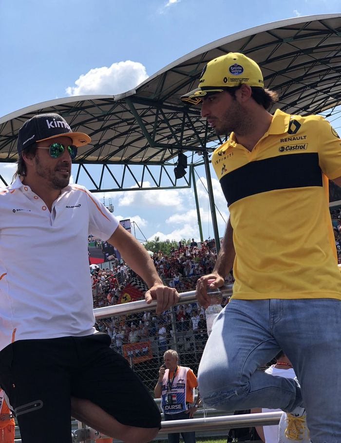 Fernando Alonso dan Carlos Sainz menjelang balapan GP F1 Hongaria di sirkuit Hungaroring