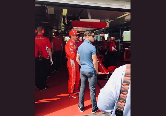 Casey Stoner melihat fasilitas uji milik Ferrari