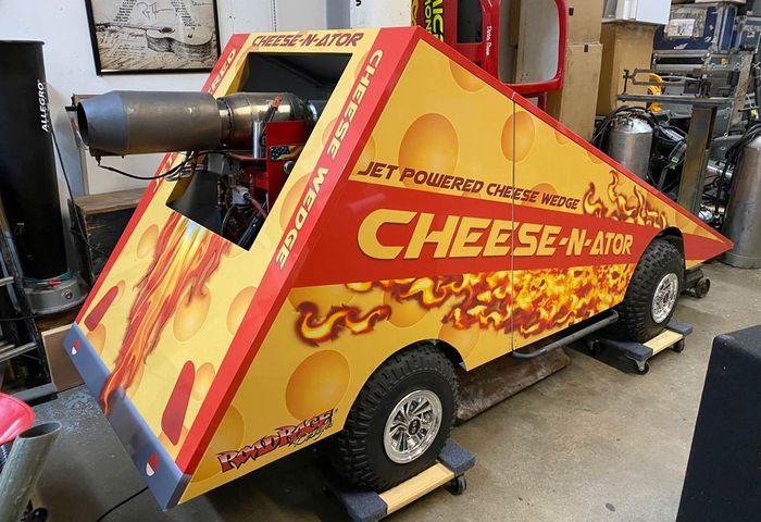 Terpasang turbin pesawat jet di belakang Cheese-N-Ator