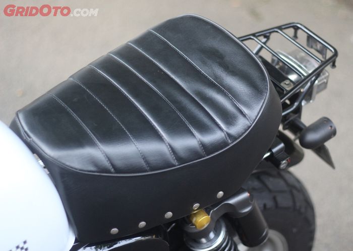 Jok orisinal terpasang di Monkey bermesin Honda Karisma ini