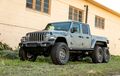 Jeep Gladiator Pasang 6 Roda Sekaligus, Tak Cuma Unik Tapi Makin Gagah