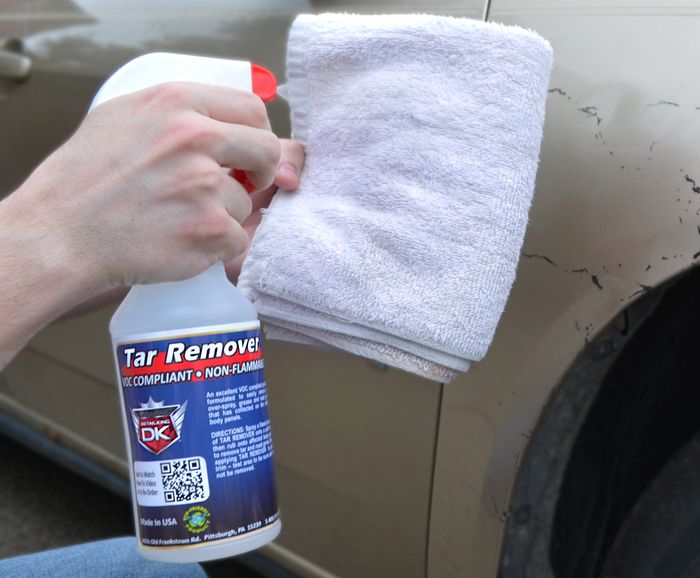 Ilustrasi mengaplikasikan tar remover