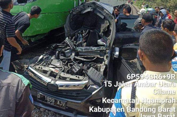Daihatsu Sigra kondisi acak-acakan setelah dihantam KA Feeder Cepat di daerah Ngamprah, Kab Bandung