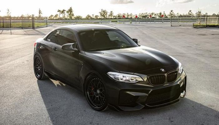 Tampilan agresif BMW M2 dengan cat warna hitam dan body kit custom