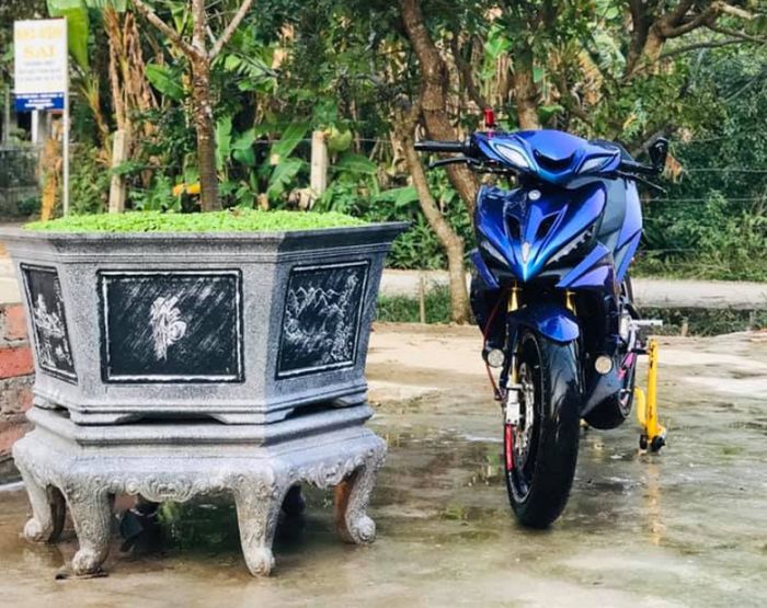 Batok kepalanya diganti punya Yamaha Luvias yang aslinya adalah motor matik