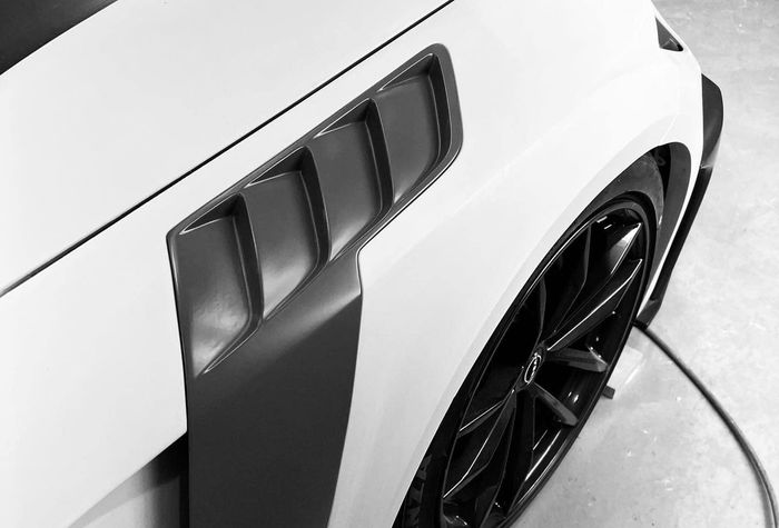 Kisi-kisi udara pada fender depan modifikasi Nissan Fairlady Z