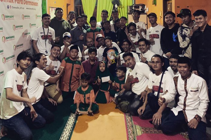 Komunitas Supermoto di Jakarta melakukan bakti sosial dengan memberikan santunan kepada anak yatim dan mengajak mereka berbuka puas