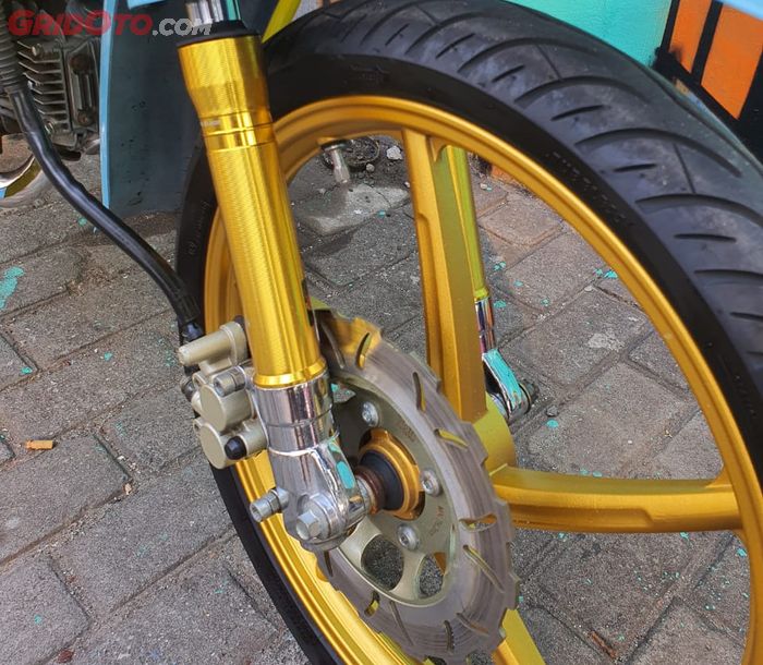 Kaki-kaki Honda Legenda 2 modif dengan pelek racing dan sokbreker Scarlet gold