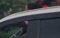 Ingat, Sembarang Keluarin Kepala dari Sunroof Bisa Ditilang