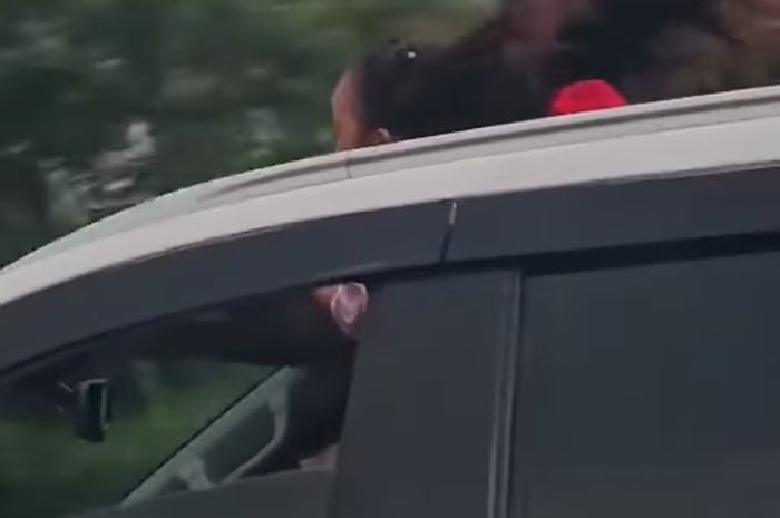 Video itu menampilkan dua penumpang diduga masih di bawah umur mengeluarkan anggota dari sunroof Mitsubishi Pajero warna putih.