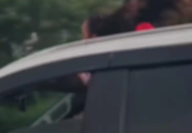 Ingat, Sembarang Keluarin Kepala dari Sunroof Bisa Ditilang