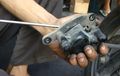 Seberapa Lama Sih Proses Ganti Kampas Rem Depan Honda BeAT di Bengkel?