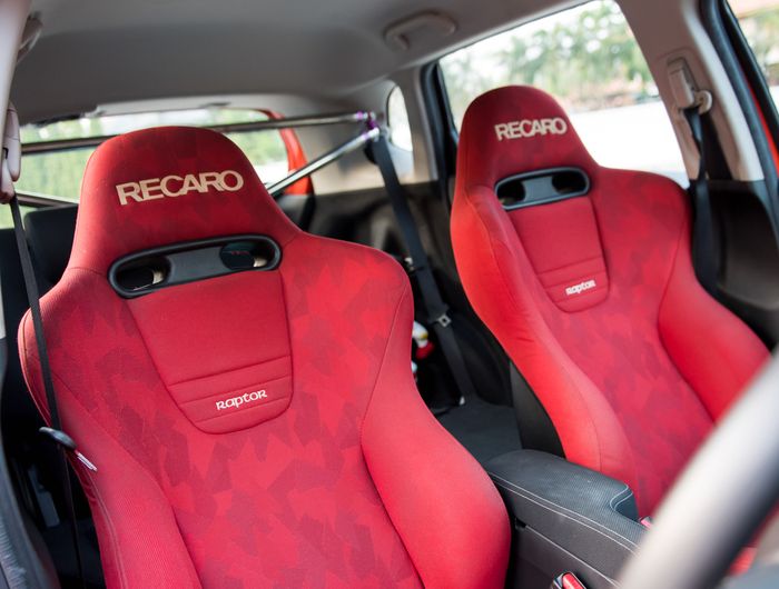 Sepasang jok Recaro di kabin modifikasi Honda Jazz GK5 berkelir Porsche