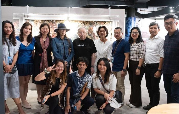 Michelle Yeoh (berdiri pakai topi) di samping Jean Todt (tengah pakai t-shirt hitam) memberi kabar mereka baru saja mengunjungi Kura Kura Bali
