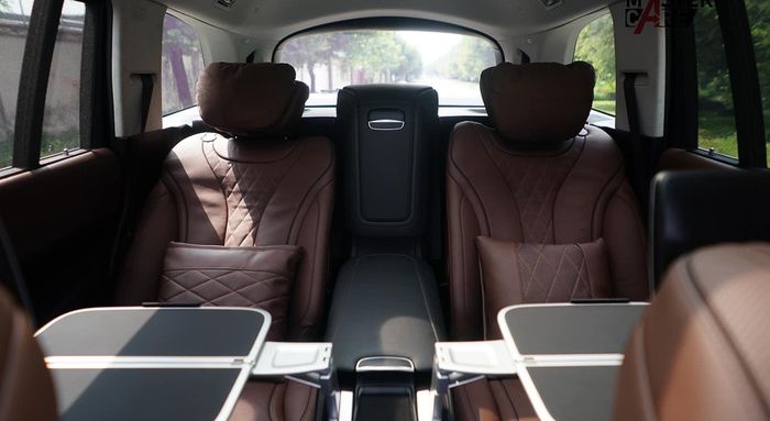 Penumpang jok baris kedua dimanjakan dengan sejumlah fitur