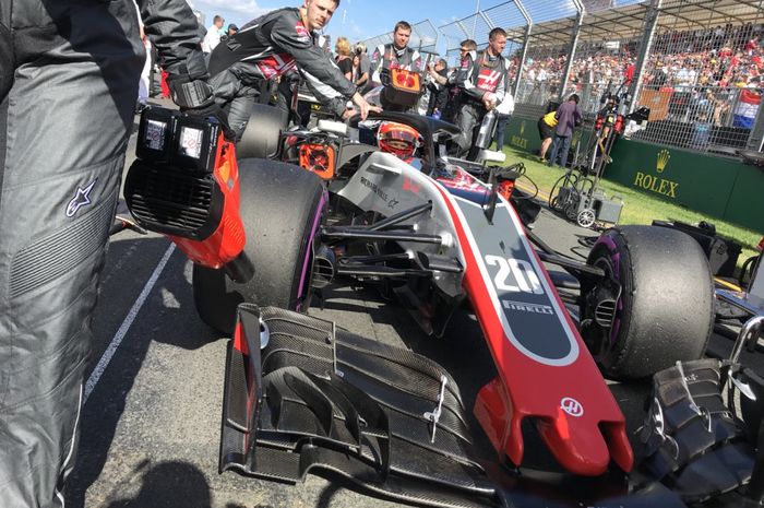 Kevin Magnussen mengawali lomba musim 2018 dengan start dari posisi 5 di F1 Australia, sayang kru tim tidak becus memasang roda di bmobilnya sehingga ia tersingkir