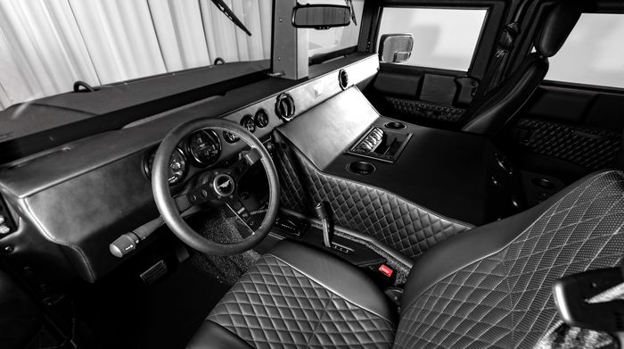 Tampilan kabin Hummer H1 hasil garapan Mil-Spec Automotive