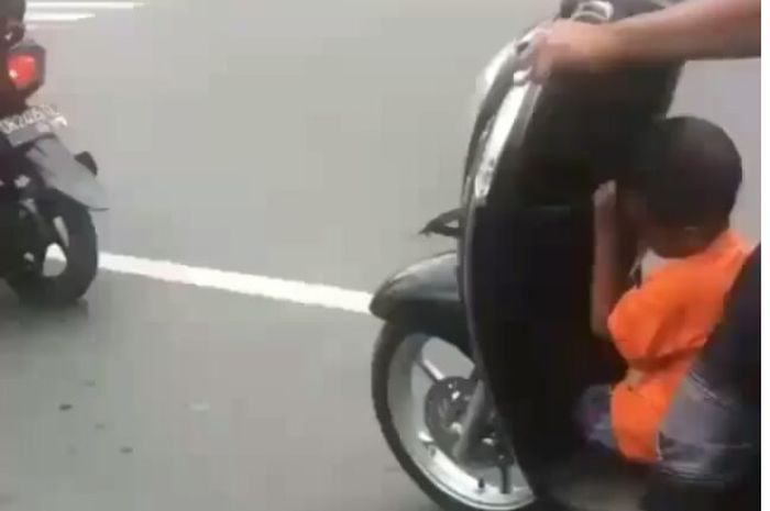 Anak kecil di dek Honda Scoopy