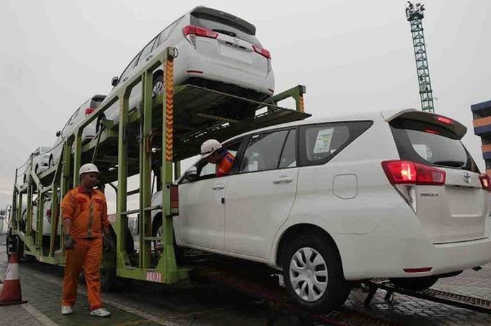 Ilustrasi. Mobil Toyota All New Kijang Innova yang siap di ekspor ke negara lain.