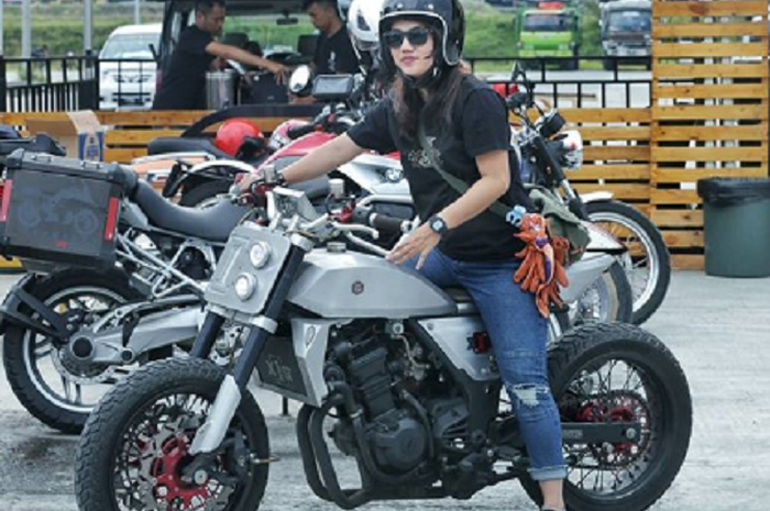 Lady biker canti doyan naik motor custom