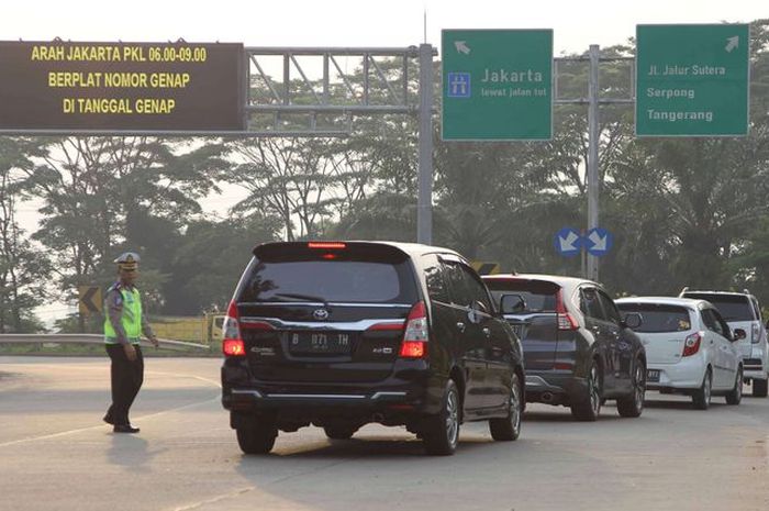 Pengendara mobil pribadi punya alternatif pilihan kala tidak bisa lewat tol Tangerang-Jakarta karena sistem ganjil-genap