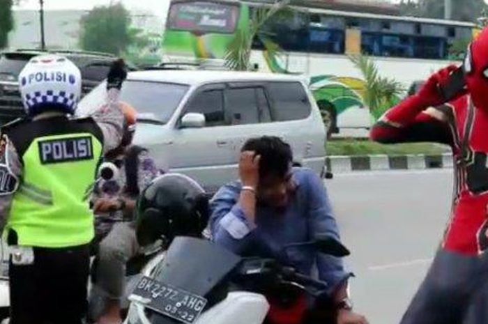 Pria berkostum spiderman ditilang di Jalan Sisingamangaraja Medan, Senin (8/7/2019) 