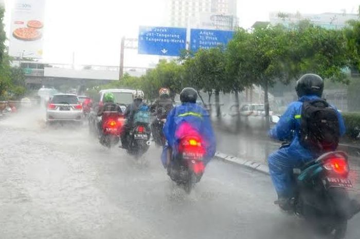 Ilustrasi pemotor berkendara di cuaca hujan.