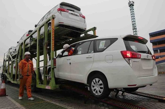 Ilustrasi. Mobil Toyota All New Kijang Innova yang siap di ekspor ke negara lain.