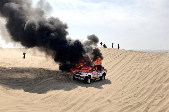 Pada stage 3 Reli Dakar, salah satu peserta harus tersingkir, Alicia Reina setelah mobil Toyota Hilux-nya terbakar