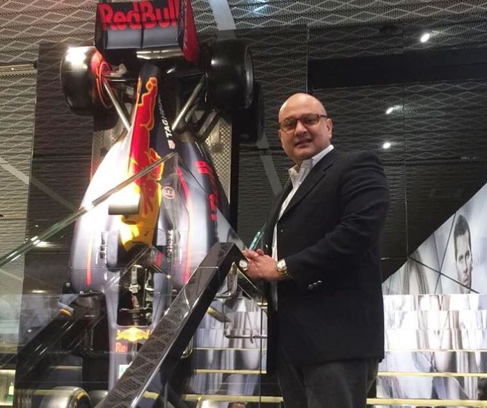 Irwan Mussry saat berfoto dengan mobil F1 tim Redbull