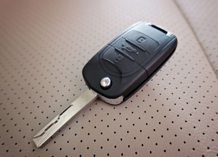 Kunci mobil dengan immobilizer