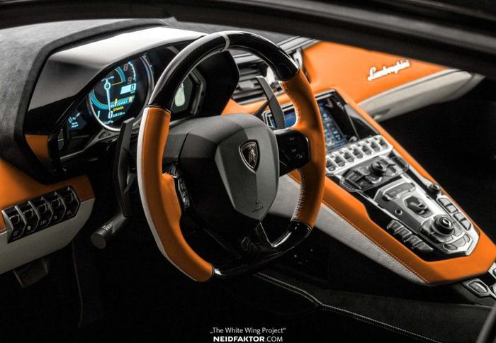 Setor, dasbor, konsol tengah diganti lapisan oranye