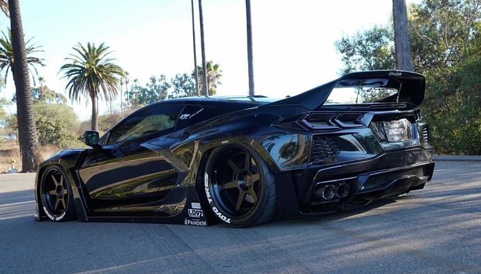 Tampilan samping dan belakang Corvette C8 pasang body kit Pandem