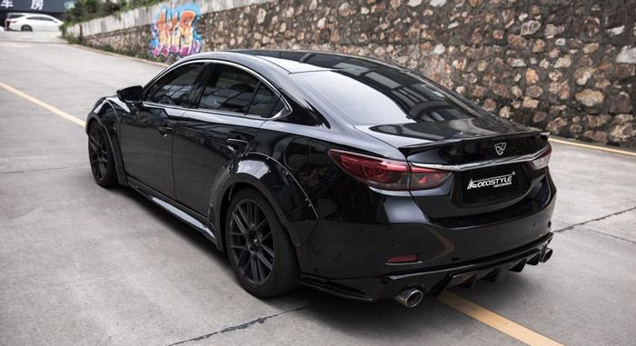 Tampilan belakang Mazda6 yang terlihat agresif