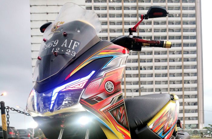 Tampang depan Yamaha Lexi kece dengan headlamp custom alis DRL