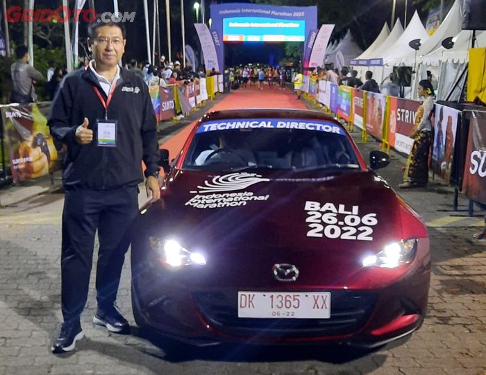 Ricky Thio, Managing Director PT Eurokars Motor Indonesia (EMI) di samping Mazda MX-5 yang jadi official car Indonesia International Marathon.