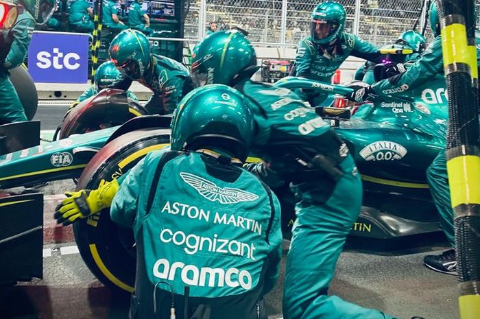 Kru tim Aston Martin pada balap F1 Arab Saudi 2022