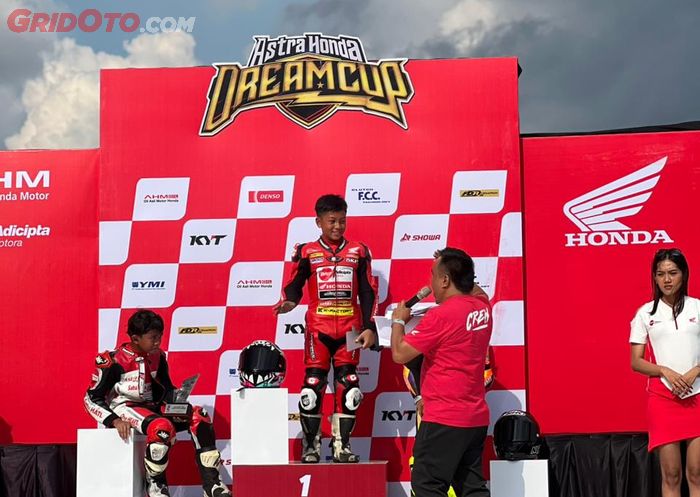 Podium 1 Agam Abdillah tim Honda Daya Jayadi Aspira Primo Mop SKF KFactory Racing kelas Beginner