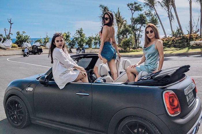 Anya Geraldine (tengah) dengan dua temannya berpose menawan bersama temannya di MINI Cooper S Convertible.