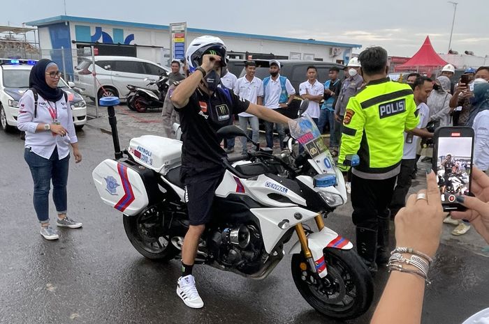 Aksi Franco Morbidelli naik motor polisi usai balapan MotoGP Indonesia 2022