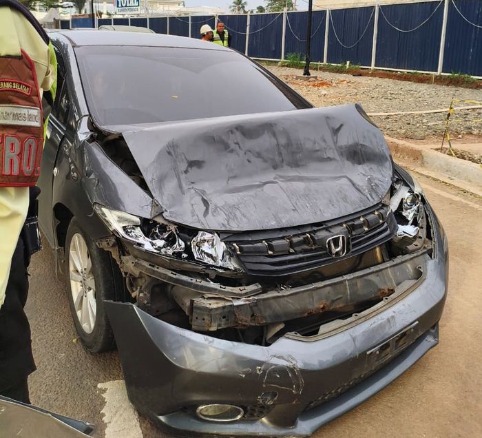 Honda Civic rusak parah setelah menabrak bagian belakang Stargazer Cartenz milik Sarah yang tiba-tiba mengerem sendiri
