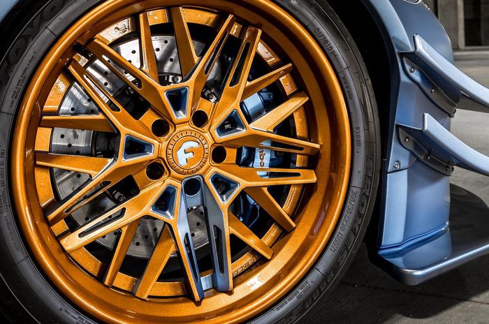 Modifikasi Nissan GT-R R35 pasang pelek Forgiato ukuran 20 inci warna emas